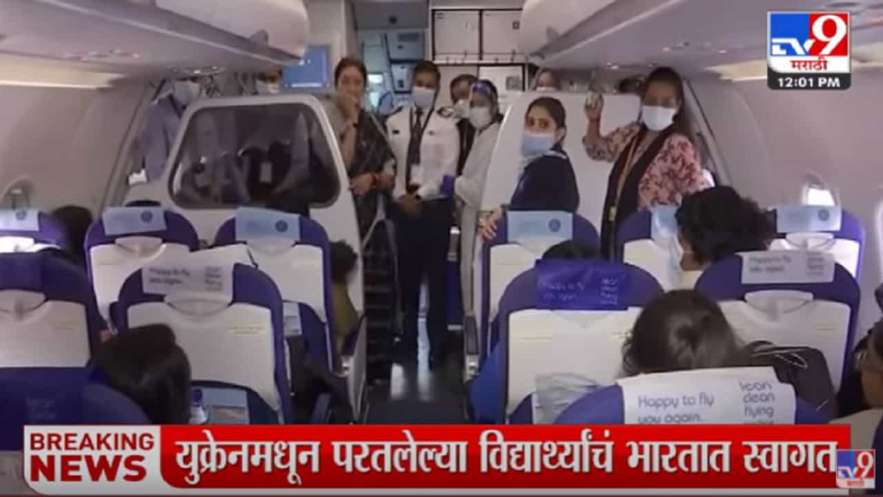 महाराष्ट्रातून कोण आलं आहे असा प्रश्न करत स्मृती इराणींनी केले विद्यार्थांचे स्वागत केले