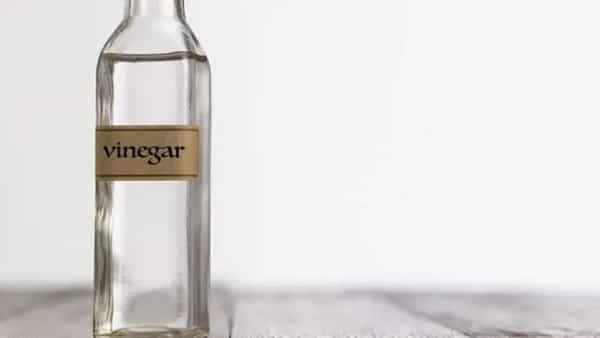 व्हिनेगर: एका भांड्यात 4 ते 5 चमचे व्हिनेगर घ्या आणि त्यात कापूस भिजवा. आता हळूहळू भिजवलेला कापूस नखांवर घासायला सुरुवात करा. हे नखांवर सुमारे 10 मिनिटे लावा. व्हिनेगरमध्ये असलेले ऍसिड घाण काढून टाकते आणि नखे चमकदार बनवते.
