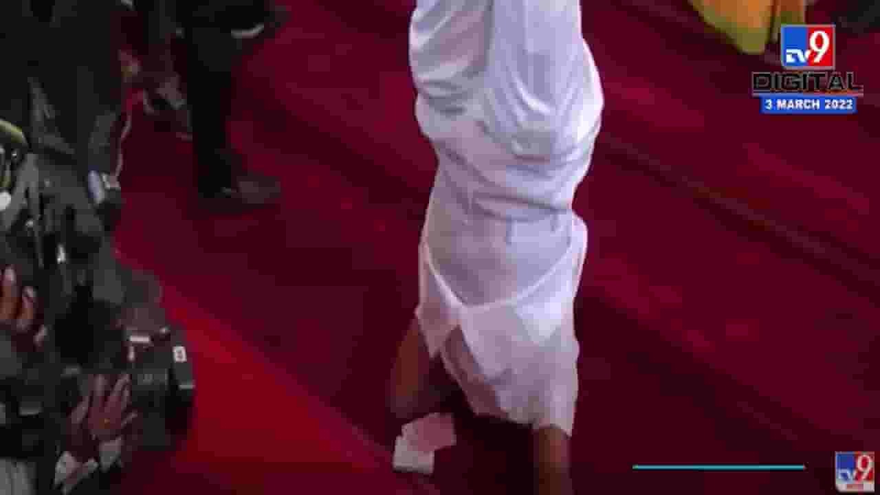 संजय दौंड यांनी खरोखरच खाली डोकं वर पाय केलं, राज्यपालांच्या विरोधात निषेधासन