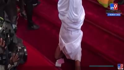 संजय दौंड यांनी खरोखरच खाली डोकं वर पाय केलं, राज्यपालांच्या विरोधात निषेधासन