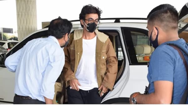 कॉमेडियन आणि अभिनेता सुनील ग्रोव्हरवर काही दिवसांआधी शस्त्रक्रिया झाली होती. त्यानंतर आज पहिल्यांदाच सुनीलला स्पॉट केलं गेलं.