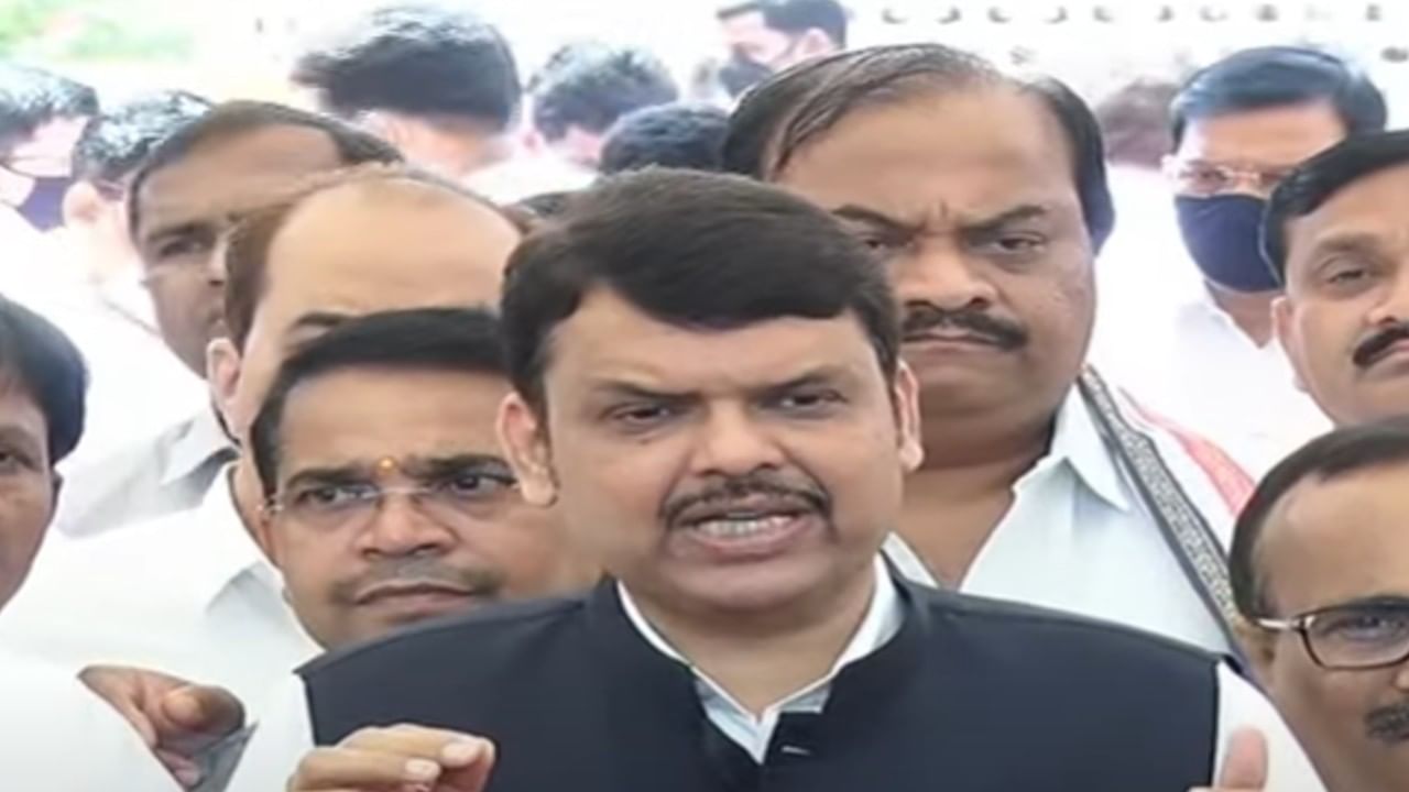 फडणवीसांच्या गाडीवर चप्पल फेकल्याप्रकरणी गुन्हा दाखल, अज्ञात व्यक्तीचा शोध सुरू फडणवीसांच्या गाडीवर चप्पल फेकल्याप्रकरणी गुन्हा दाखल, अज्ञात व्यक्तीचा शोध सुरू