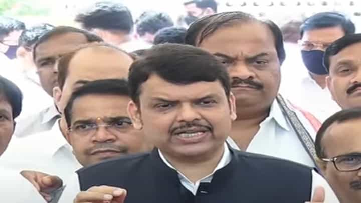 नवाब मलिक यांना पाठिशी घालणार असेल तर, ठाकरे सरकार हे दाऊद इब्राहिम समर्पित सरकार- फडणवीस नवाब मलिक यांना पाठिशी घालणार असेल तर, ठाकरे सरकार हे दाऊद इब्राहिम समर्पित सरकार- फडणवीस