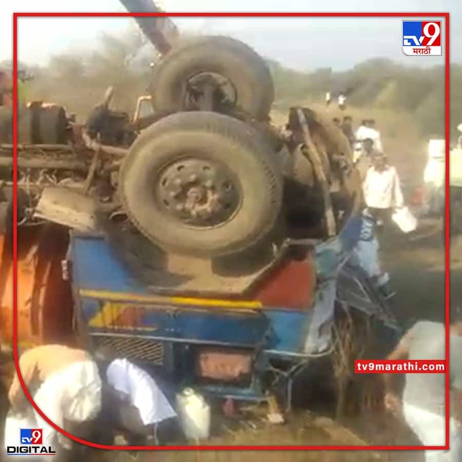 धुळ्यातील डांगुर्णे दराने गावानजीक आज सकाळी 8:30 च्या दरम्यान गोड्या तेलाचा टँकर पलटी झाला.