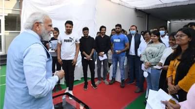 Video: तर तुम्हाला देशाबाहेर जावं लागलं नसतं, देशातल्या मेडिकलच्या शिक्षणावर पंतप्रधान मोदींचं मोठं वक्तव्य