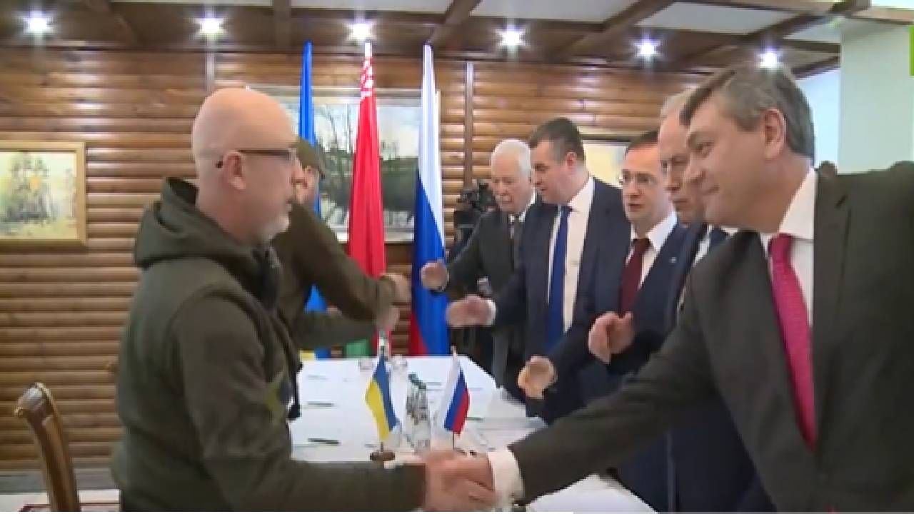 Video: पहिल्यांदाच यूक्रेन-रशियातली चर्चा हस्तांदलोनाने झाली, खुद्द रशियन सरकारी चॅनलचं ट्विट
