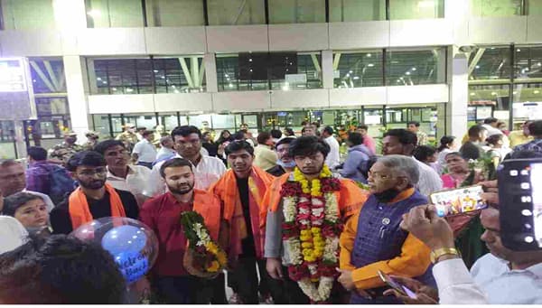 PHOTO | युक्रेन, हंगेरी, बुडापेस्टमधून अखेर विद्यार्थी औरंगाबादेत, 8 दिवस अखंड प्रवास, आई-बाबांच्या जीवात जीव