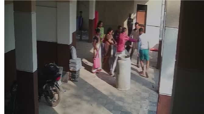 CCTV | जागा आमची, पत्रे आमचे, तू का हटवतोस? डोंबिवलीत वादावादी, दोघा भावांची बिल्डरला मारहाण