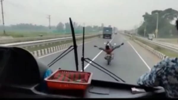 VIDEO : तरूणाची हायवेवर खतरनाक स्टंटबाजी, नेटकरी म्हणाले...भाऊ जर अशीच बाईक चालवलीस तर लवकरच यमराजला भेटशील!