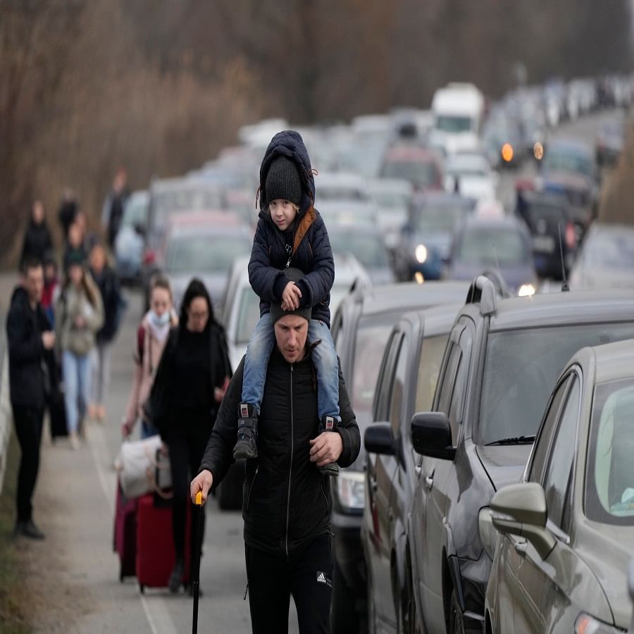 Ukrainian refugees crossing the border