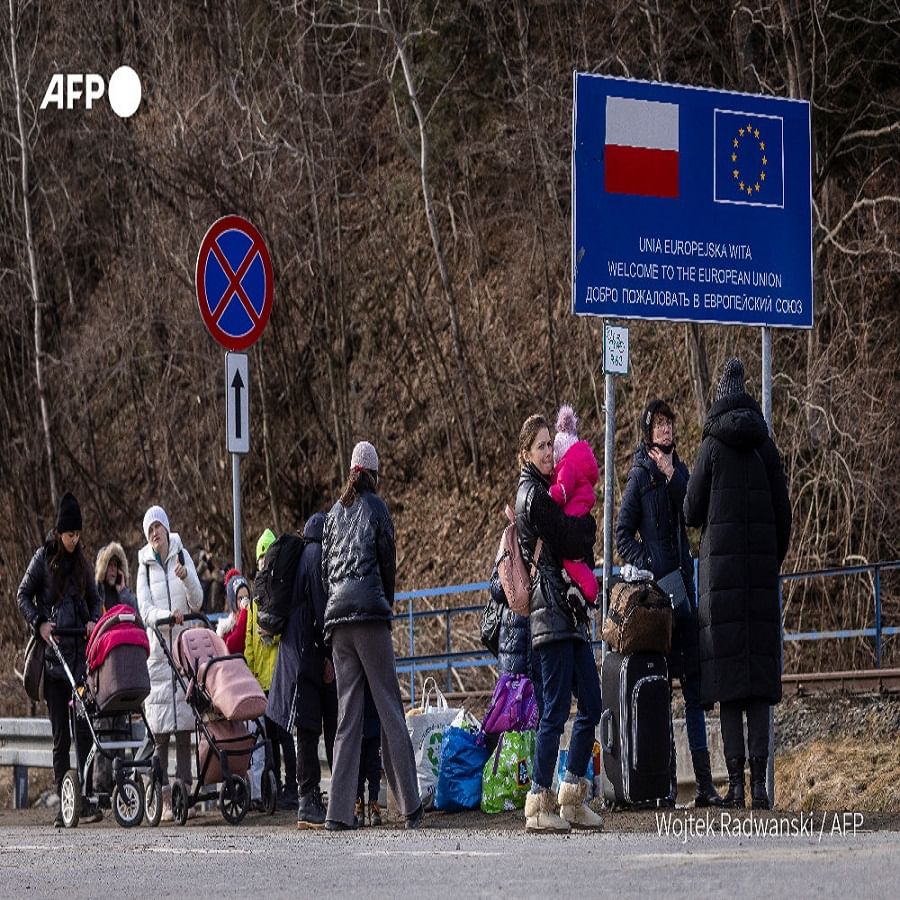 अनेक नागरिकांनी भीतीच्या सावटाखाली युक्रेन सोडलं आहे. 