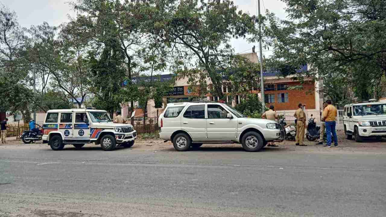 Video - Nagpur Crime | दुचाकीस्वार आले, वृद्ध महिलेच्या हातून पैशांची पिशवी घेऊन पळाले! सीसीटीव्हीत घटना कैद