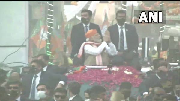 वाराणासी: उत्तर प्रदेशात विधानसभेच्या (Up Elections 2022) सात टप्प्यात निवडणुका होत आहेत. आतापर्यंत सहा टप्प्यांसाठी मतदान पार पडले आहे. आता शेवटच्या टप्प्यासाठी मतदान होणार आहे. येत्या 7 मार्च रोजी हे मतदान होणार आहे. तर 10 मार्च रोजी विधानसभेचा निकाल लागणार असून त्याच दिवशी सर्व चित्रं स्पष्ट होणार आहे. या पार्श्वभूमीवर पंतप्रधान नरेंद्र मोदी (Nrendra Modi) यांचा वाराणासीत रोड शो सुरू आहे. वाराणासीत (varanasi) मोदींचा प्रचंड मोठा आणि भव्य असा रोड शो सुरू आहे. या रोड शोमध्ये नागरिकांनी तुफान गर्दी केली आहे. सगळीकडे माणसच माणसं दिसत आहेत. नजर हटत नाहीत एवढी गर्दी झाली आहे. तब्बल तीन किलोमीटरपर्यंत माणसांचा जत्थाच जत्था दिसत आहेत. यावेळी मोदींवर फुलांचा वर्षाव करण्यात येत असून मोदीही कधी हात उंचावून तर कधी हात जोडून मतदारांना अभिवादन करताना दिसत आहेत.