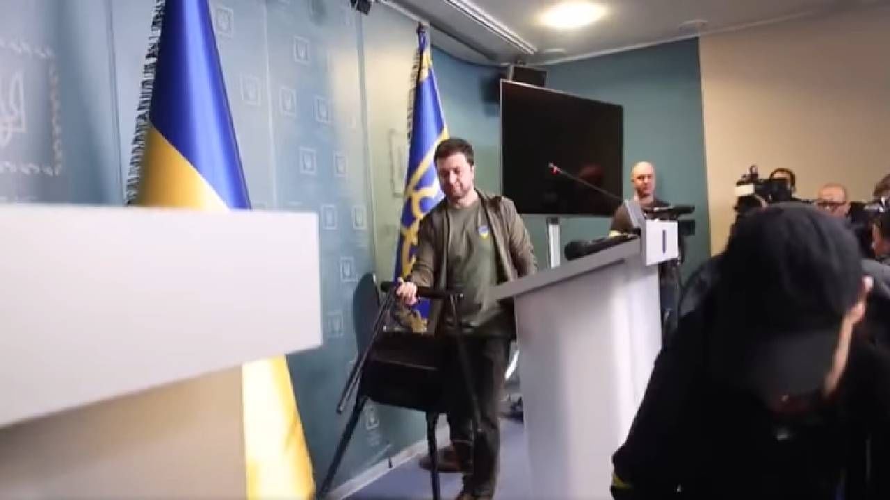 Video | युक्रेनियन्सचा हिरो राष्ट्राध्यक्ष असूनही जेव्हा खूर्ची उचलतो आणि पत्रकारांशी हात मिळवतो!