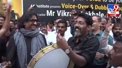 Video : झुंडचं सैराट प्रमोशन, नागराज आण्णांनी बडवली हलगी, आर्ची, परश्याचा भररस्त्यात झिंगाट डान्स!