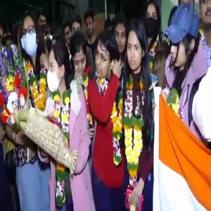 युद्धग्रस्त युक्रेनमधून पुण्यातील १६ विद्यार्थ्यी पुणे विमानतळावर रात्री सुखरूप पोहचले