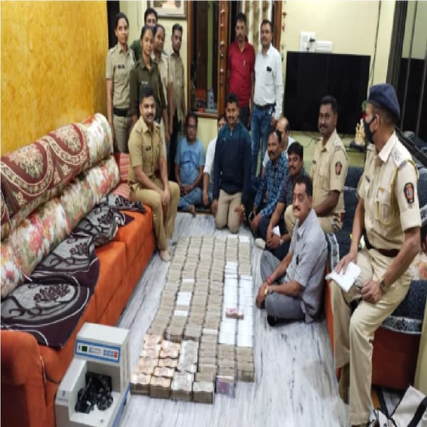 नागपूर पोलिसांनी मोठी कारवाई करत तब्बल 4 कोटी रुपयांची रोकड जप्त केली आहे. ही रक्कम हवालाची असल्याचे पोलिसांच्या प्राथमिक तपासणीतून उघड झालंय.