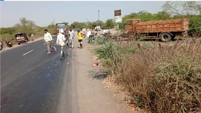 नातेवाईकांच्या साखरपुड्याला जाताना बाईक अपघात, पित्यासह लहान मुलाचाही मृत्यू