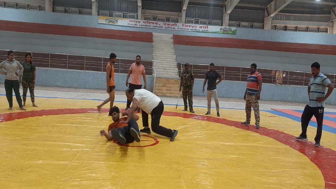 Video - खासदार रामदास तडस कुस्तीच्या आखाड्यात उतरतात तेव्हा... देवळीत खेळाडूंचा घेतला सराव! Video - खासदार रामदास तडस कुस्तीच्या आखाड्यात उतरतात तेव्हा... देवळीत खेळाडूंचा घेतला सराव!