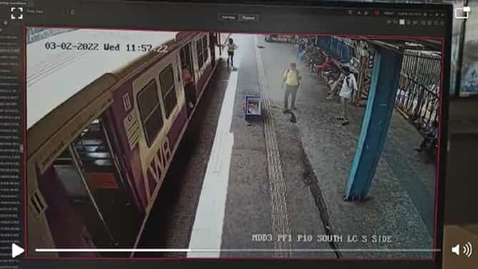 CCTV | धावती लोकल पकडण्याचा प्रयत्न अंगलट, पाय घसरुन पडलेल्या तरुणीला पोलिसांनी वाचवलं