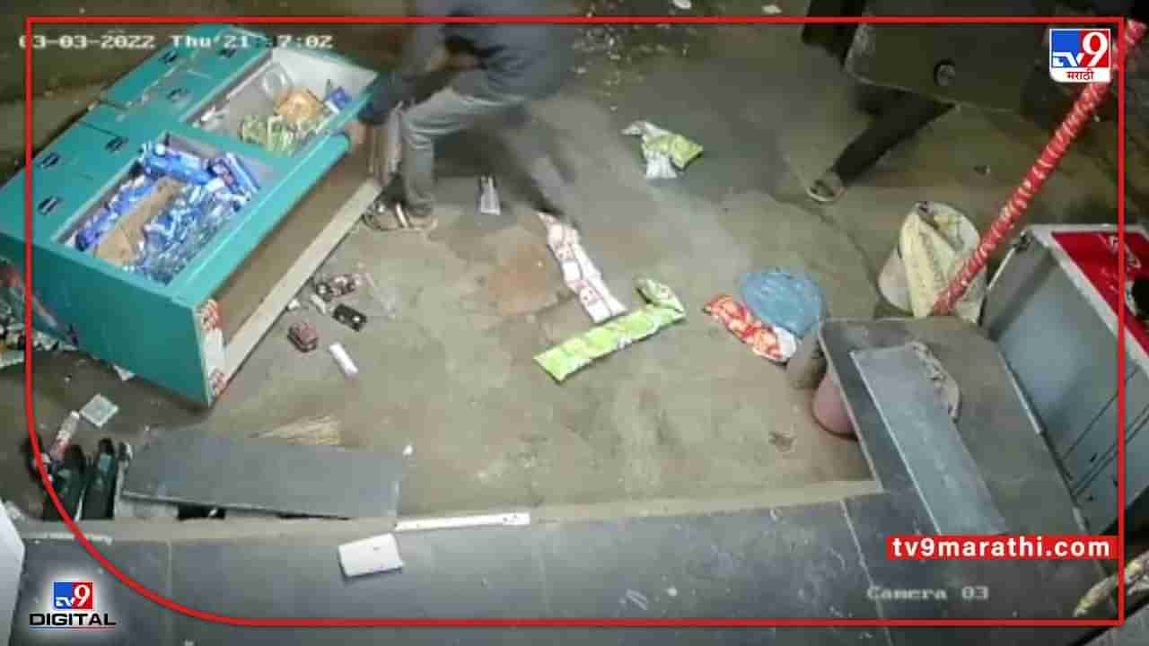 CCTV | डॉक्टरच्या प्रिस्क्रिप्शनविना औषध देण्यास नकार, नशेखोरांनी केमिस्टचे दुकान फोडले
