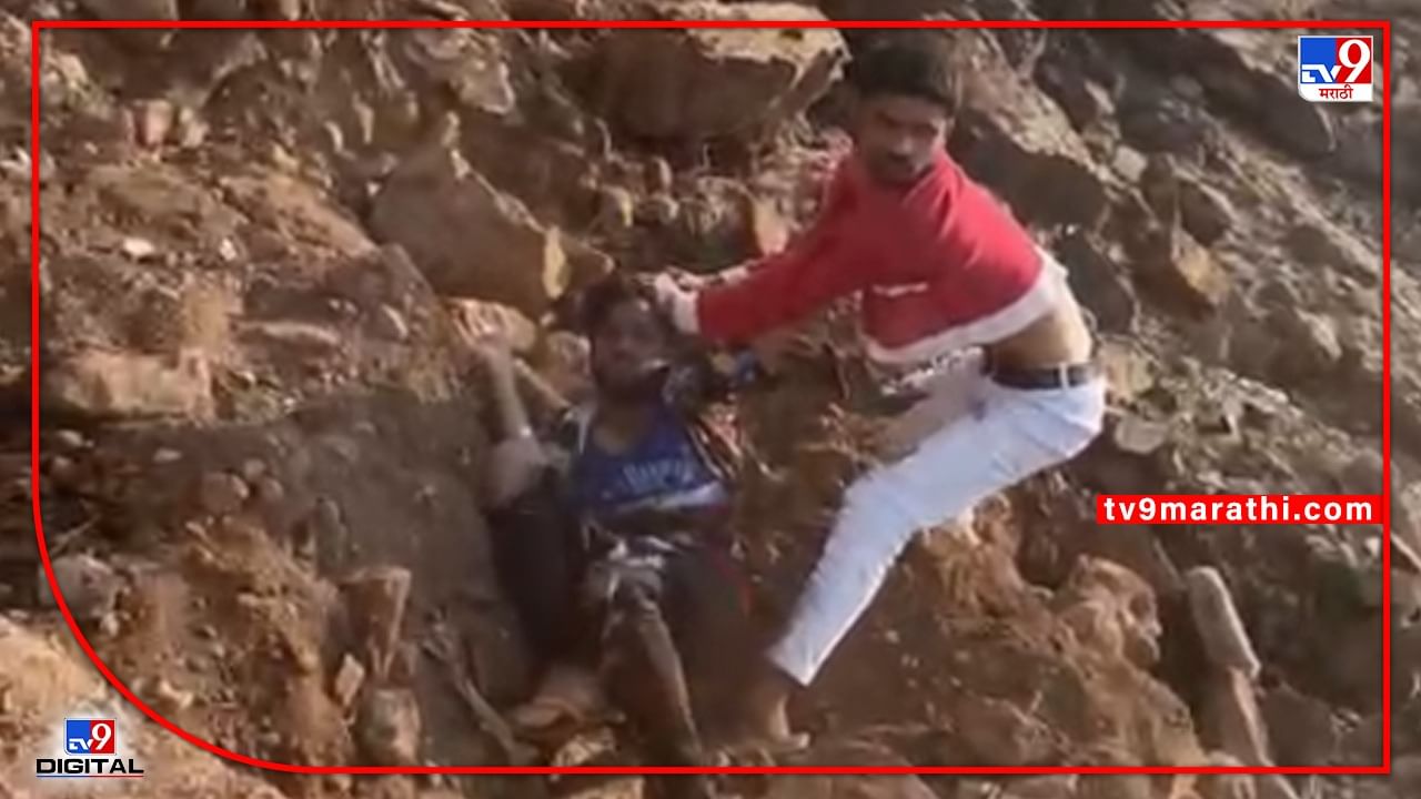 Titwala Fighting : किरकोळ वादातून तरुणाच्या डोक्यात दगड घातला, हाणामारीचा व्हिडिओ व्हायरल