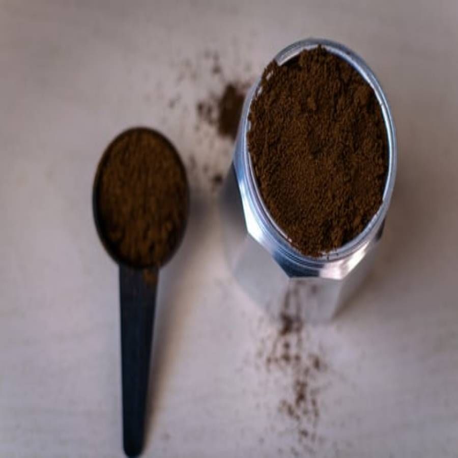 कॉफी : यामध्ये असे अनेक गुणधर्म आहेत, जे त्वचेला ग्लोइंग करण्यासोबतच ते निरोगी देखील ठेवू शकतात. कॉफी पावडर घ्या आणि त्यात दोन चमचे खोबरेल तेल मिसळा. हा मास्क सुमारे 15 मिनिटे ठेवल्यानंतर, थंड पाण्याने स्वच्छ करा.