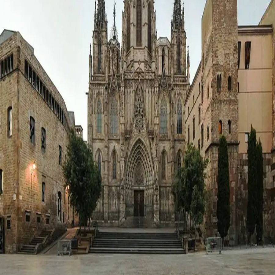 बार्सिलोना हा देश सुंदर दृश्ये आणि उंच इमारतींसाठी ओळखला जातो. येथे तुम्ही खरेदीचा आनंद घेऊ शकता आणि तुम्हाला येथील अनेक पर्यटन स्थळांना भेट देता येईल. 