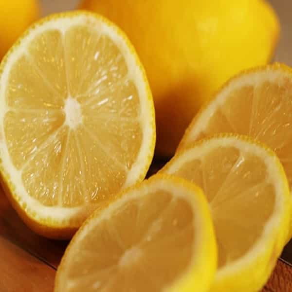 लिंबू शरीरासाठी खूप महत्वाचे आहे. लिंबामुळे शरीराच्या अनेक समस्या दूर करण्यासही मदत होते. यामुळे आपल्या दररोजच्या आहारामध्ये लिंबू हे असलेच पाहीजे.