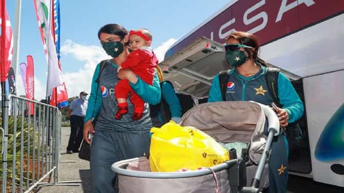 Cricket World Cup Ind vs pak | पाकिस्तानी महिला कर्णधाराने जिंकले सर्वांचे मन नेटकरी म्हणतात इस दुनिया में सबसे बडी योद्धा माँ होती हैं
