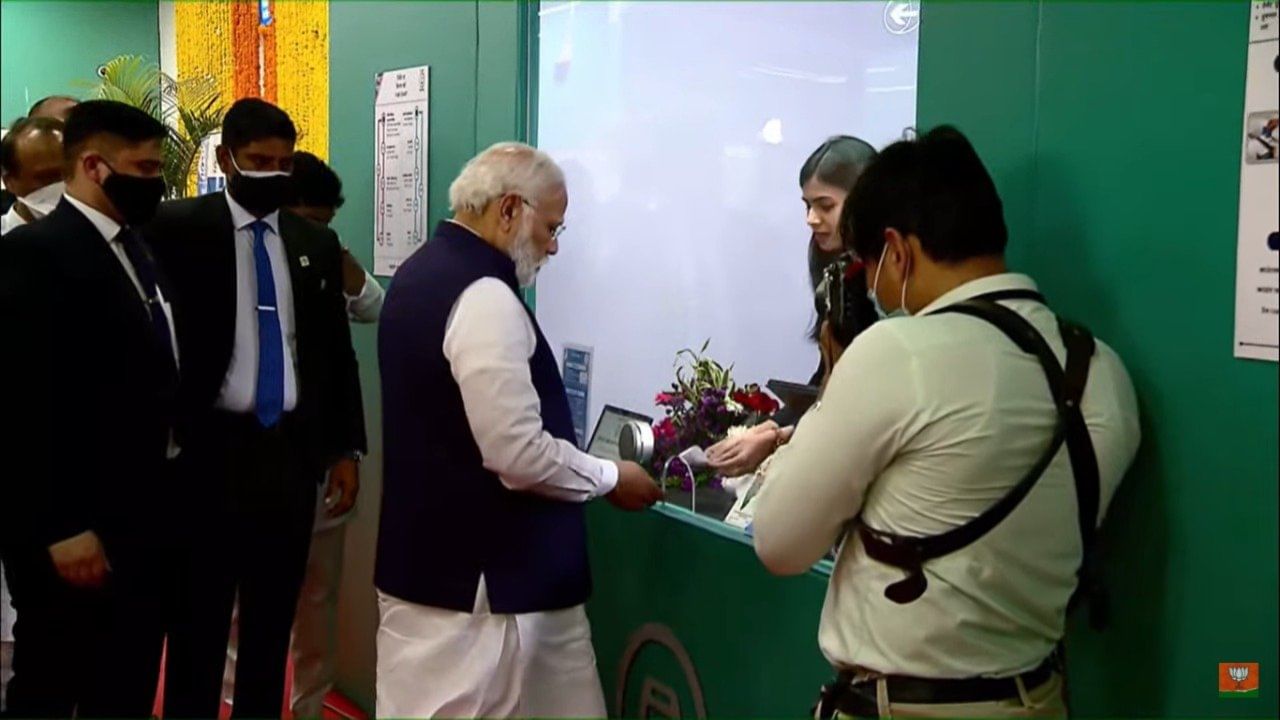 PM Modi in Pune : मोबाईलवरुन मेट्रोचं तिकीट काढलं, मोबाईल सुरक्षा रक्षकाला दिला! पुणे मेट्रोचे पहिले प्रवासी ठरले नरेंद्र मोदी