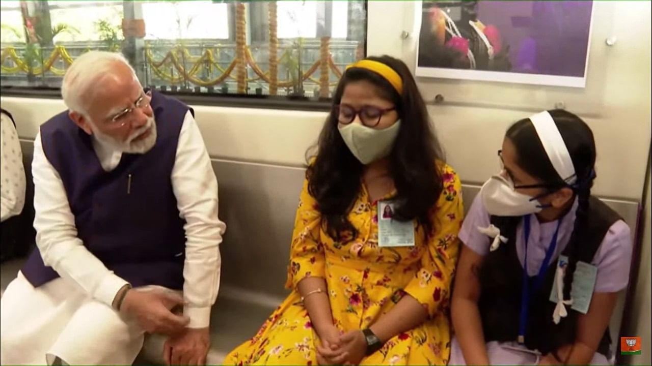 Video | पंतप्रधान मोदींचा दिव्यांगांसोबत तिकीट काढून पुणे मेट्रो प्रवास; दिलखुलास गप्पांचा फडही रंगला...!
