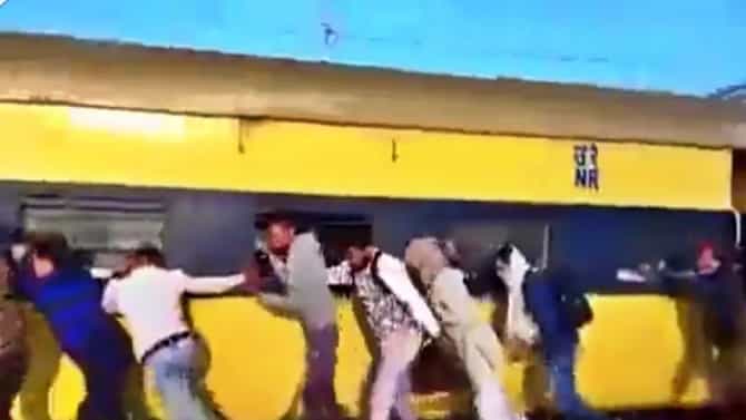 Viral video : हे सर्वजण अख्ख्या रेल्वेला का ओढत आहेत? कारण ऐकून आश्चर्यचकित व्हाल आणि कौतुकही कराल