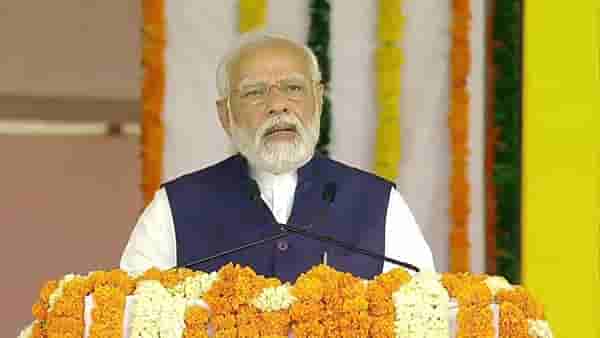 पंतप्रधान मोदी म्हणाले, खूप हसा, फिट राहा, विद्यार्थी हसताच मोदी लगेच काय म्हणाले?