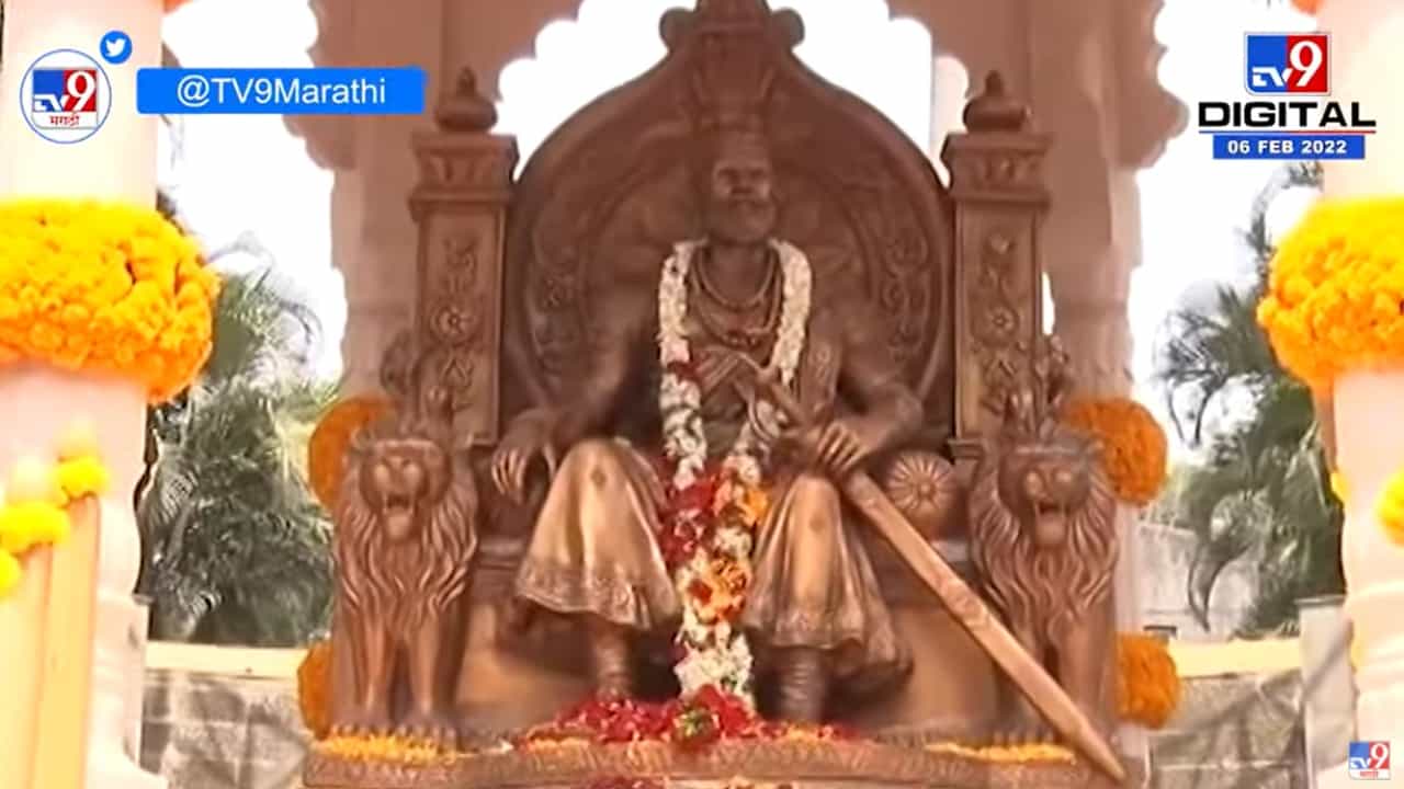 Vivek Khatavkar यांनी साकारला शहरातील पहिला सिंहासनाधीश छत्रपती शिवाजी महाराजांचा पुतळा
