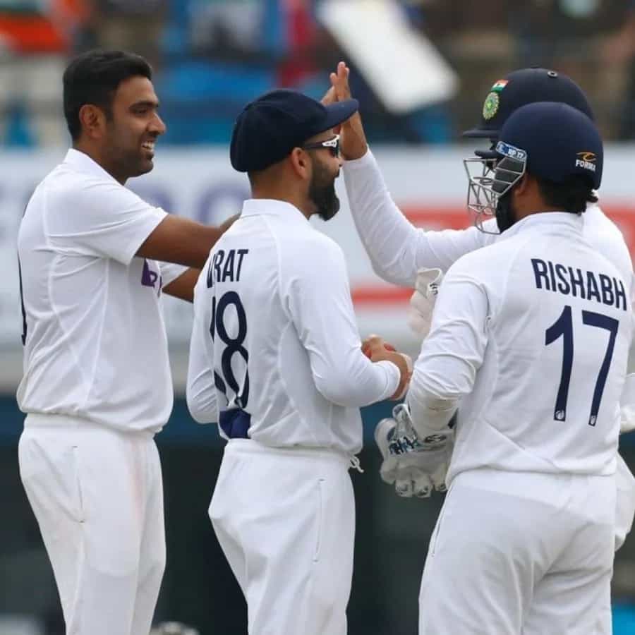 टी-20 सीरीज प्रमाणे कसोटी मालिकेवरही (Test Series) भारताचं वर्चस्व कायम आहे. मोहालीतील पहिल्या कसोटी सामन्याचा (Mohali Test) अवघ्या तीन दिवसात निकाल लागला. भारताने श्रीलंकेवर एक डाव आणि 222 धावांनी विजय मिळवला. भारताच्या विजयाचा हिरो ठरला अष्टपैलू रवींद्र जाडेजा (Ravindra Jadeja). त्याच्या अष्टपैलू खेळाच्या बळावर भारताने या विजयाची नोंद केली. रवींद्र जाडेजाच्या नाबाद 175 धावांच्या खेळीच्या बळावर भारताने आपला पहिला डाव आठ बाद 574 धावांवर घोषित केला होता. त्यानंतर रवींद्र जाडेजाना दोन्ही डावात मिळून एकूण 9 विकेट घेतल्या. भारतीय गोलंदाजांनी आपली भूमिका चोख बजावली. मोहालीतील पंजाब क्रिकेट असोसिएशनच्या हळूहळू फिरकीला अनुकूल होत जाणाऱ्या खेळपट्टीचा भारतीय गोलंदाजांनी पुरेपूर फायदा उचलला. आज कसोटीच्या तिसऱ्या दिवशी कालच्या चार बाद 108 वरुन डाव पुढे सुरु केल्यानंतर श्रीलंकेचा संपूर्ण संघ 174 धावात ऑलआऊट झाला. श्रीलंकेच्या उर्वरित सहा फलंदाजांनी फक्त 66 धावांची भर घातली. फॉलोऑन लादल्यानंतर श्रीलंकेच्या संघाला पुन्हा एकदा फलंदाजीसाठी आमंत्रित करण्यात आलं. दुसऱ्या डावात श्रीलंकेला सर्वबाद 178 धावांपर्यंत मजल मारता आली. या सामन्यात भारतीय संघाच्या चार जमेच्या बाजू होत्या, ज्यामुळे भारतासमोर श्रीलंकेने सपशेल सरेंडर केलं. चला तर मग जाणून घेऊयात भारताच्या विजयामागची चार कारणं.