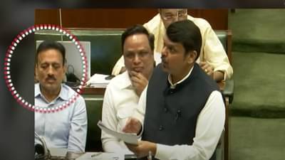 VIDEO: फडणवीस बोलत असताना महाजनांची डुलकी, शेलारांनी खुणावताच...?; हा व्हिडीओ पाहाच