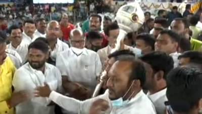 Sharad Pawar : 82 वर्षांचे शरद पवार कुस्तीच्या आखाड्यात म्हणतात, अजून मी म्हातारा नाही!