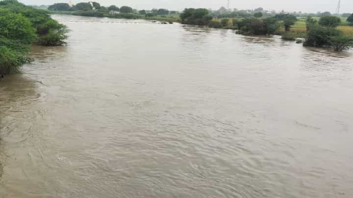 यंदा पाणीटंचाई नाही; राज्यातील धरणांमध्ये पुरेशा प्रमाणात जलसाठा यंदा पाणीटंचाई नाही; राज्यातील धरणांमध्ये पुरेशा प्रमाणात जलसाठा
