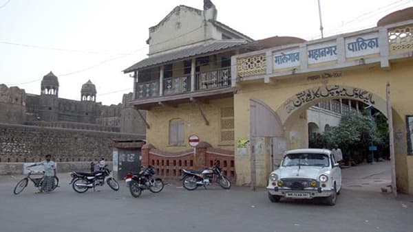शिक्षण खात्याची अब्रू वेशीवर; मालेगाव महापालिका शाळेत चक्क भाडोत्री शिक्षक, प्रकरण काय?