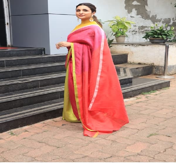 अभिनेत्री परिणीती चोप्राला आज मुंबईत स्पॉट केलं गेलं. यावेळी तिने खास साडी परिधान केली होती.