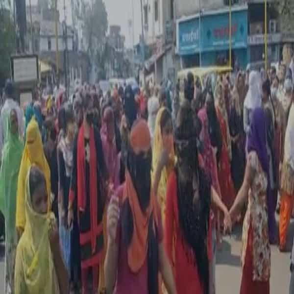 नागपुरात पोलीस आयुक्तांनी केलेल्या वारांगनांवर तडीपारीची कारवाई केली. याचा निषेध करण्यासाठी जागतिक महिलादिनी चंद्रशेखर आझाद चौकात वारांगना महिलांनी मानवी श्रृंखला केली.