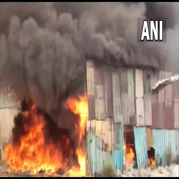 ठाणे, शिळफाटा-महापे रोड, एचपी पेट्रोल पंपाजवळील भंगाराच्या गोदामाला आग लागली आहे.
