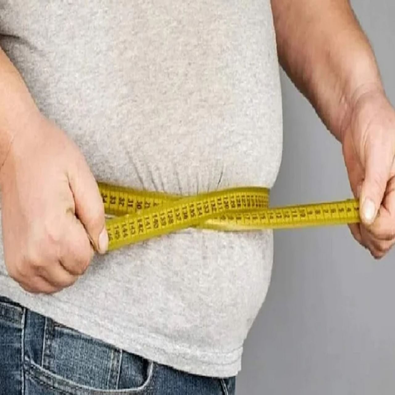 लठ्ठपणा ही अशी स्थिती आहे. ज्यामध्ये एखाद्या व्यक्तीच्या शरीरात हानिकारक चरबीचे प्रमाण वाढते. यामुळे गंभीर धोका देखील निर्माण होतो. शरीरातील अतिरिक्त चरबी हाडे आणि महत्वाच्या अवयवांवर दबाव टाकते. यामुळे आरोग्याच्या अनेक समस्या निर्माण होतात. 