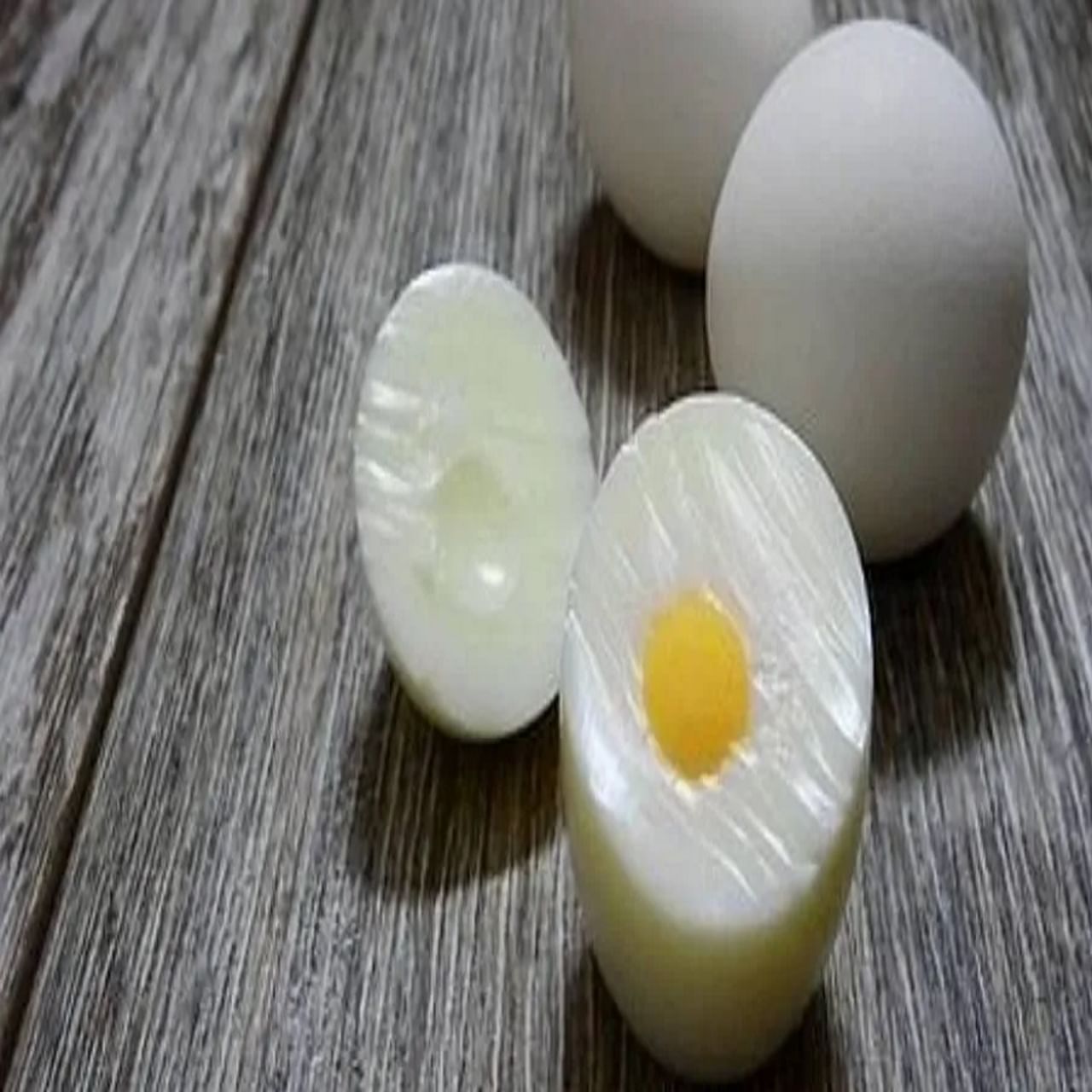 अंडीमध्ये ल्युटीन, सिस्टीन आणि व्हिटॅमिन बी 2 सारख्या आवश्यक पोषक तत्वांचा समावेश असतो. जर तुम्ही नॉनव्हेज खात असाल तर रोज एक ते दोन उकडलेली अंडी नक्कीच खा.