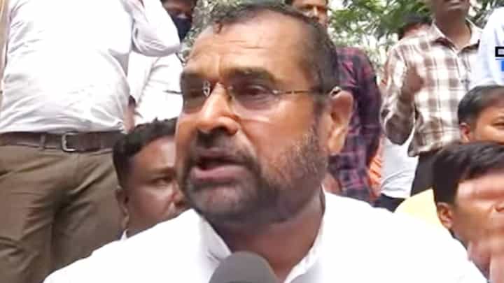 Video : शरद पवारांचं आडनाव आगलावे करा- सदाभाऊ खोत Video : शरद पवारांचं आडनाव आगलावे करा- सदाभाऊ खोत