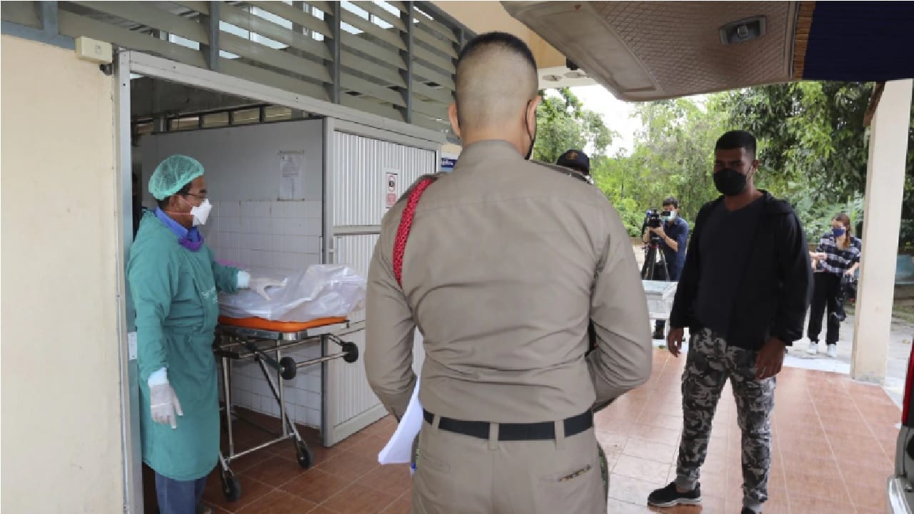 “आम्ही घटनास्थळी पोहोचलो. त्यावेळी आम्ही शेन वॉर्नला जमिनीवर निपचित पडलेलं पाहिलं” असं रुग्णावाहिकेच्या कर्मचाऱ्याने सांगितलं. शेन वॉर्नच्या मित्राने त्याला सीपीआर देऊन त्याचा श्वासोश्वास सुरु करण्याचा प्रयत्न केला.