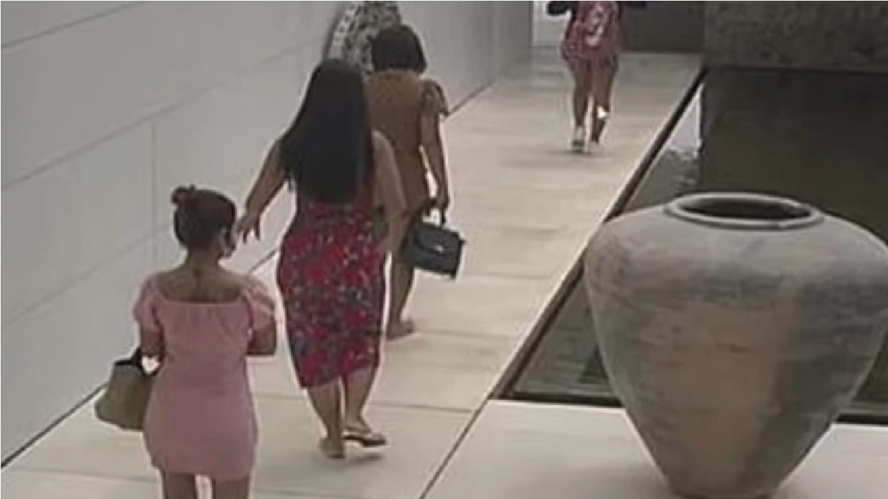 शेन वॉर्नच्या मृत्यूची माहिती मिळाल्यानंतर चार महिला रिसॉर्टमधून बाहेर येताना दिसल्या. दोन महिला शेन वॉर्नच्या मित्राची मसाज करत होत्या. शेन वॉर्न जवळ कुठलीही महिला गेली नाही. 