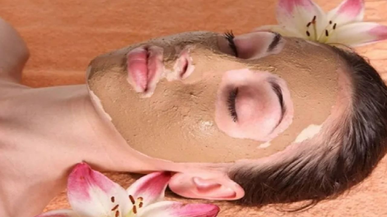 Homemade Chandan Face Pack : फ्रेश चमकदार त्वचासाठी घरच्या घरी बनवा चंदनाचा फेस पॅक, चेहरा उजळून निघेल! Homemade Chandan Face Pack : फ्रेश चमकदार त्वचासाठी घरच्या घरी बनवा चंदनाचा फेस पॅक, चेहरा उजळून निघेल!
