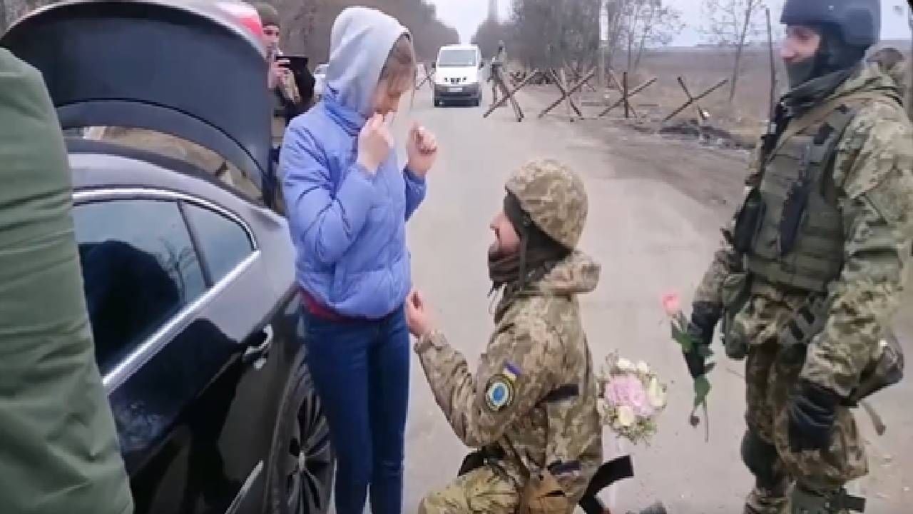 Video : युद्धाच्या भूमित प्रेमाचं गुलाब फुललं, रशियापुढे नाही पण तिच्यापुढे त्याने आपसूक गुडखे टेकले